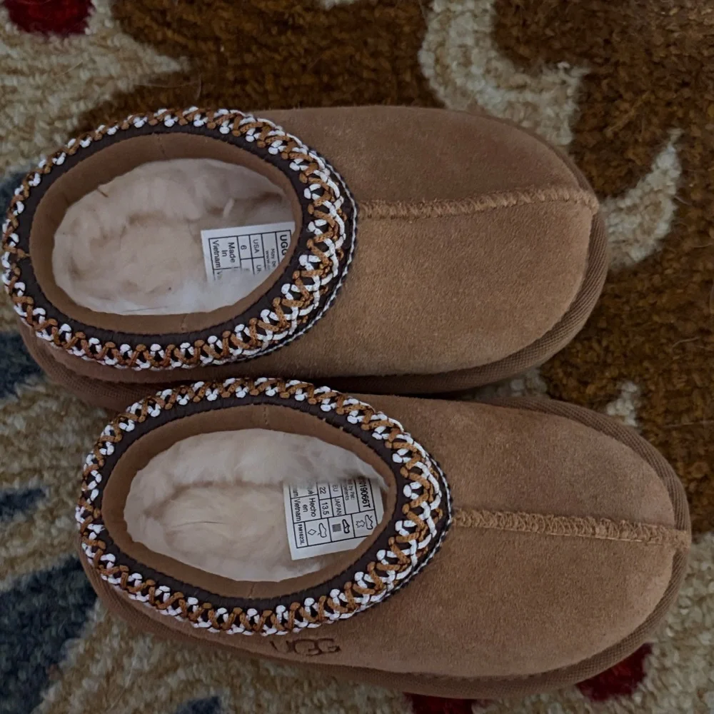 NWOT UGG TODDLER SLIPPERS